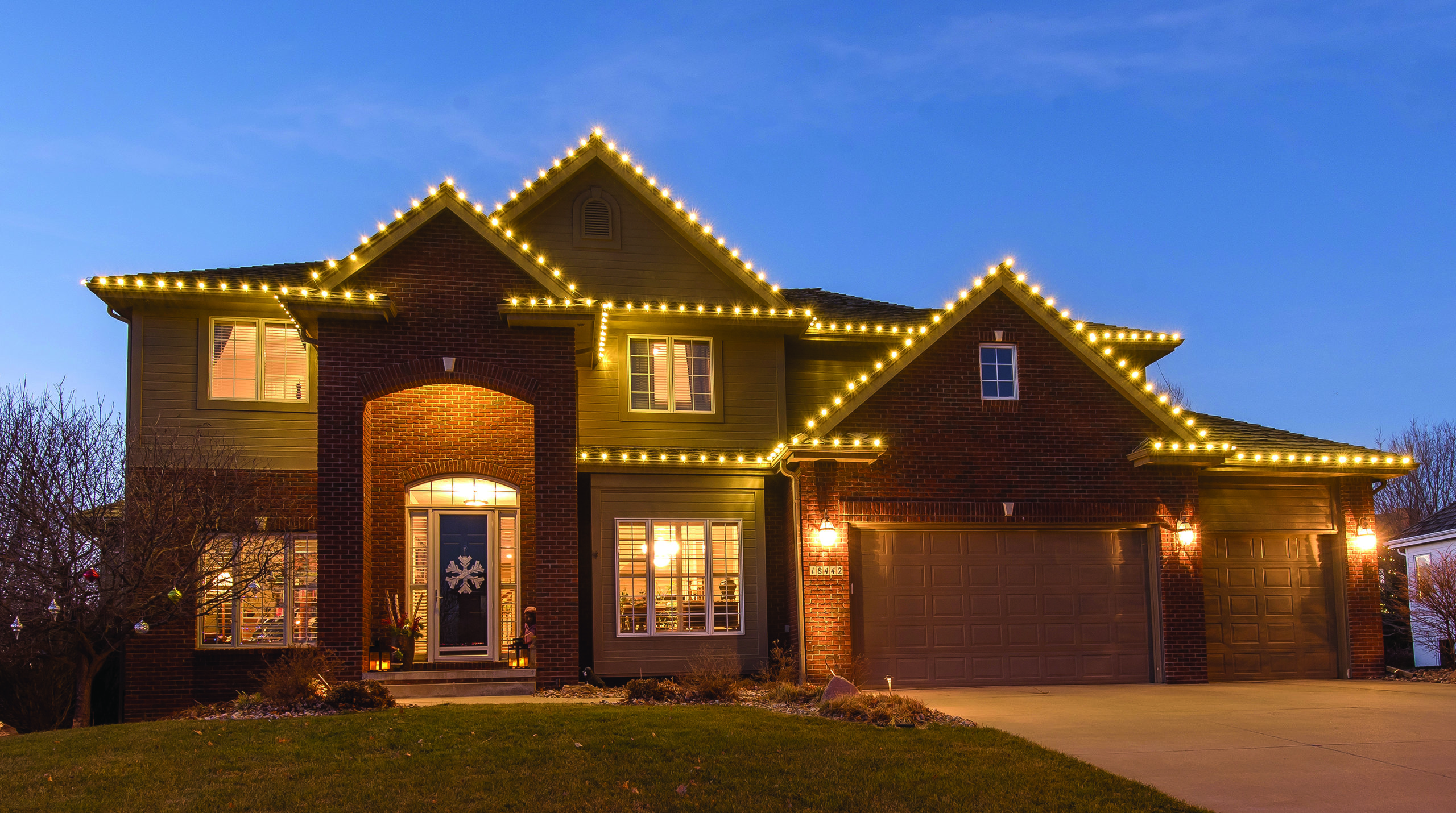 professional holiday lighting - roof line