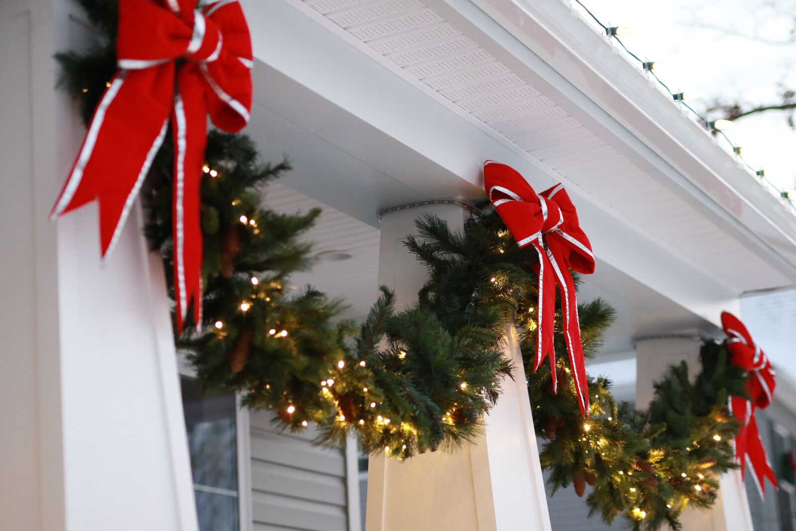 professional holiday lighting - ribbons garland